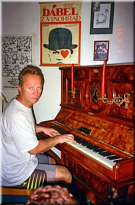 1999-05-02 BBCC Tuboz Nostalgie 41 Honza u piana ---zneg.jpg